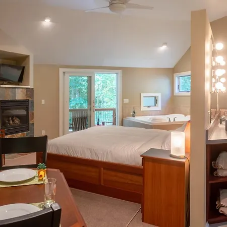 Pigeon Creek Inn - Adults Only Holland Exterior photo