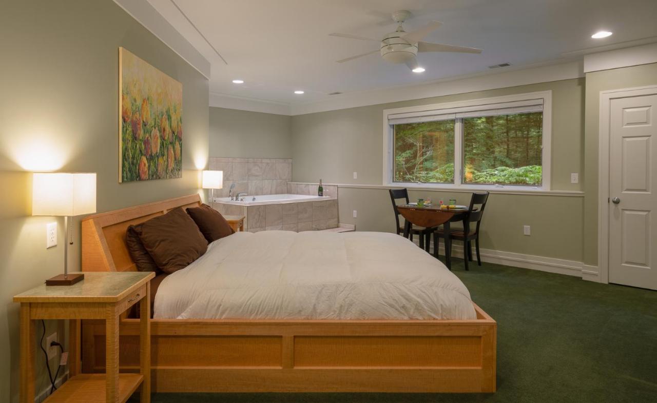 Pigeon Creek - Adults Only Holland
